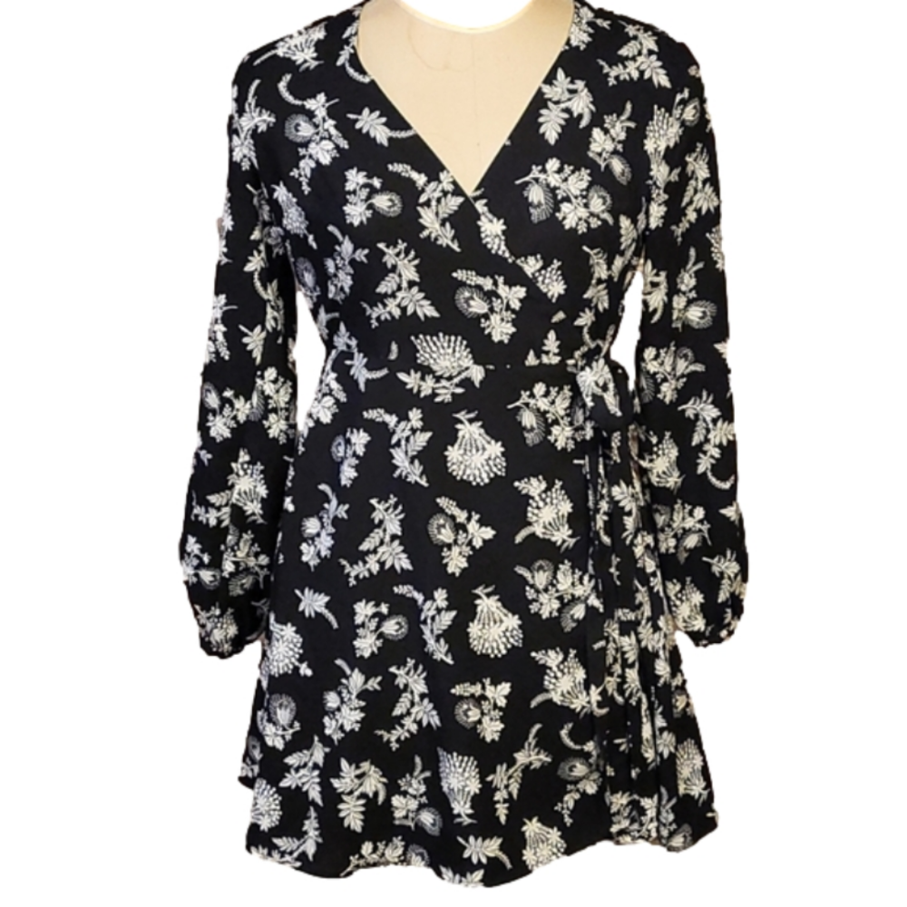 NWT Loft Black and White Floral Print Flowy Long Sleeved Wrap Dress